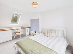 BEDROOM - click for photo gallery